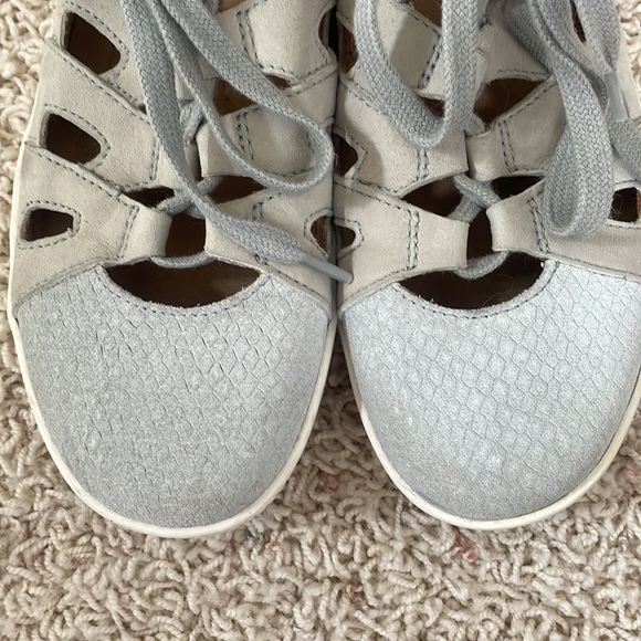 Women’s Mulberry suede sneakers by Earth Size 7B Gray Silver - Picture 5 of 7